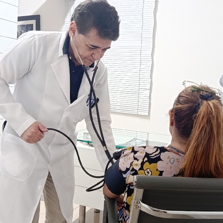Dr. Jordane Melo realizando atendimento clínico na Clinicac