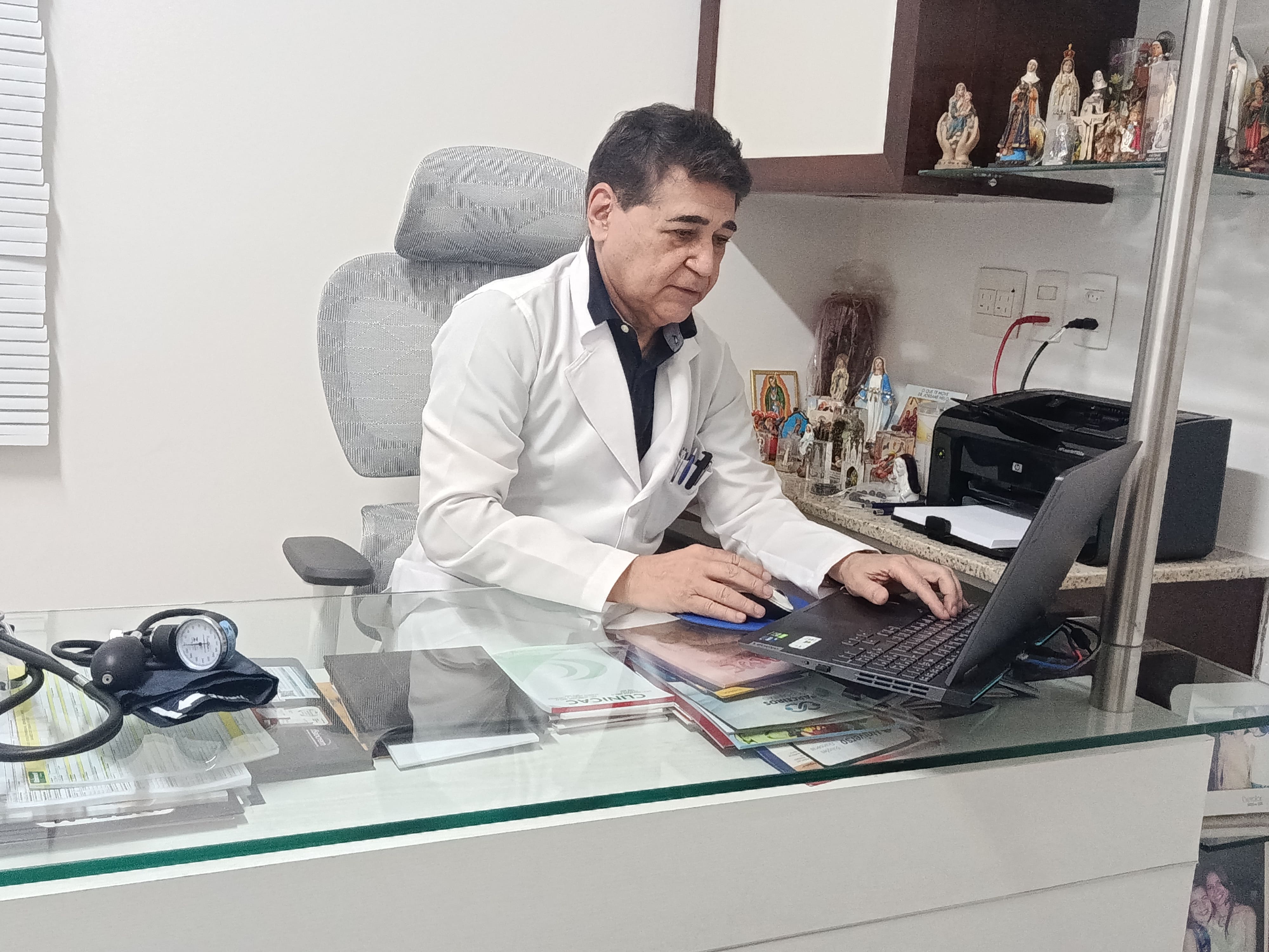 Dr. Jordane Melo no consultório